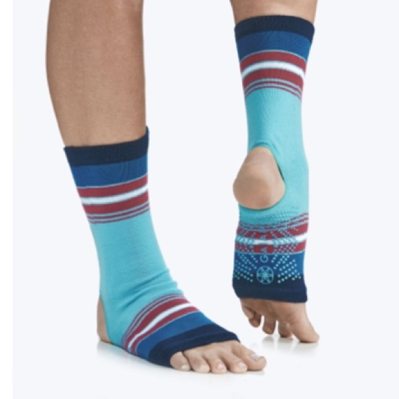 GAIAM Accessories - GAIAM Grippy Yoga Anklets Socks NWT OS Bermuda Blu